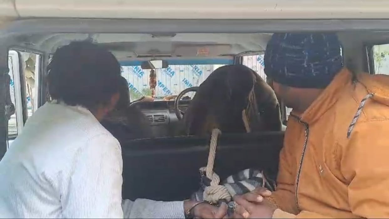 Jamui: Police arrested 3 people including headmaster, who were collecting illegal money by stopping vehicles