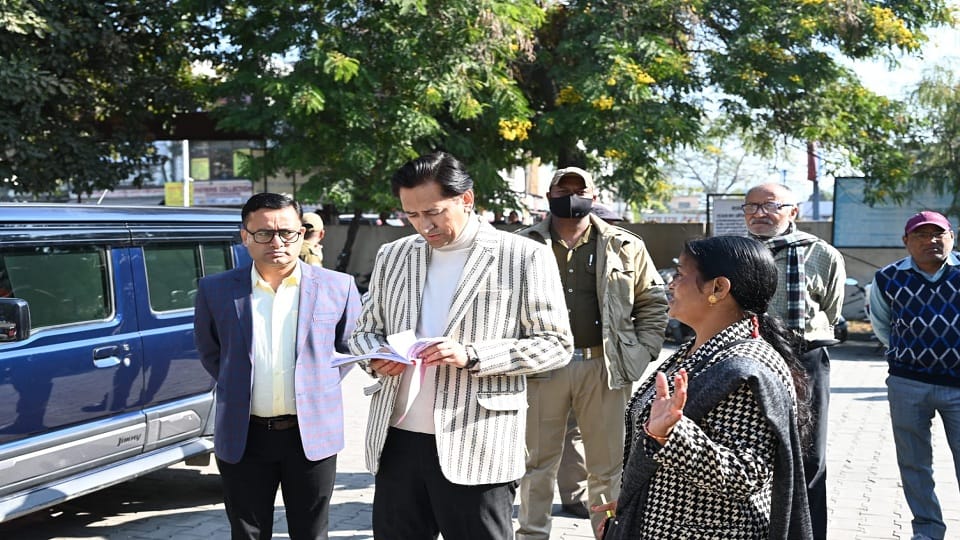 Kumaon Commissioner Deepak Rawat raided SDM office in haldwani