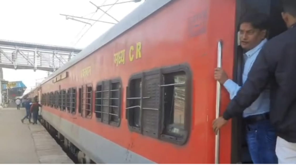 Betul youth dies in Kamayani Express