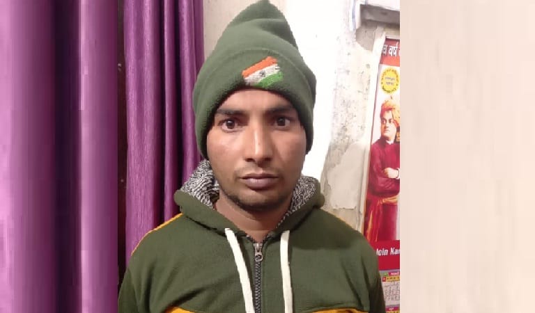 Kanpur Crime, There was a Bluetooth device in the ear, the solver was giving the answer, the candidate caught