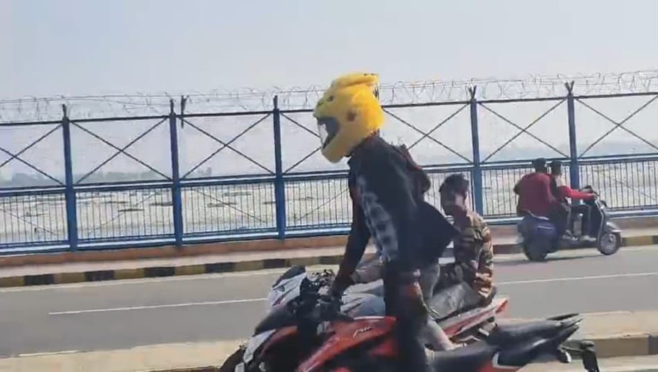 Stunting in Kanpur, To get comments and likes, stuntmen again ran bikes on the barrage, three bikes seized