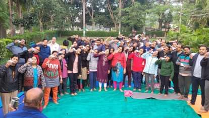 कार्यक्रम में जलनेती करते सदस्य।