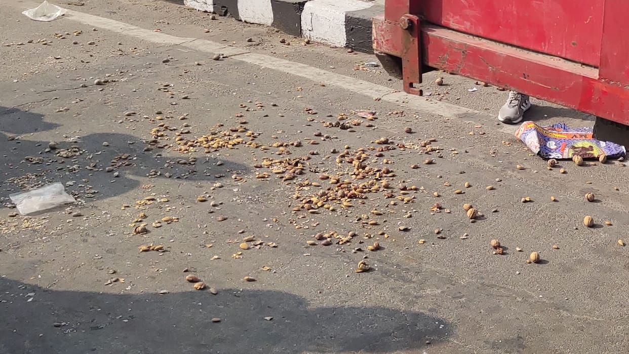 Clash between Kashmiri sellers and Nagar Nigam team in Lucknow.