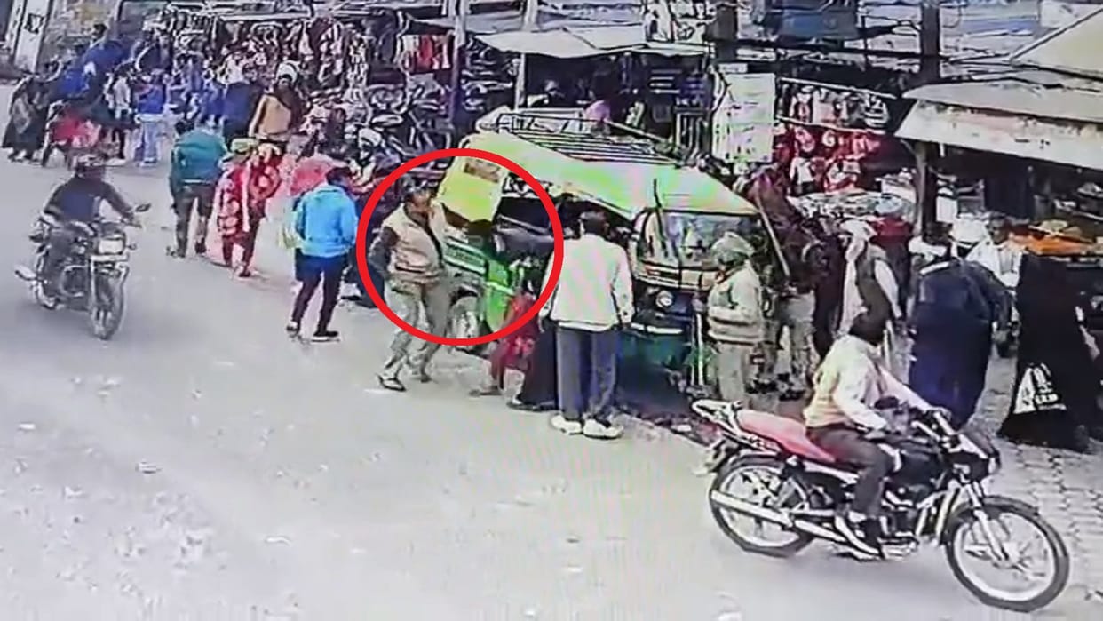Sub Inspector misbehaves with tempo driver in Muzaffarnagar and video viral