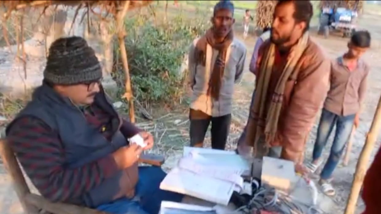 Sugarcane farmers got angry after seeing the officer at the center