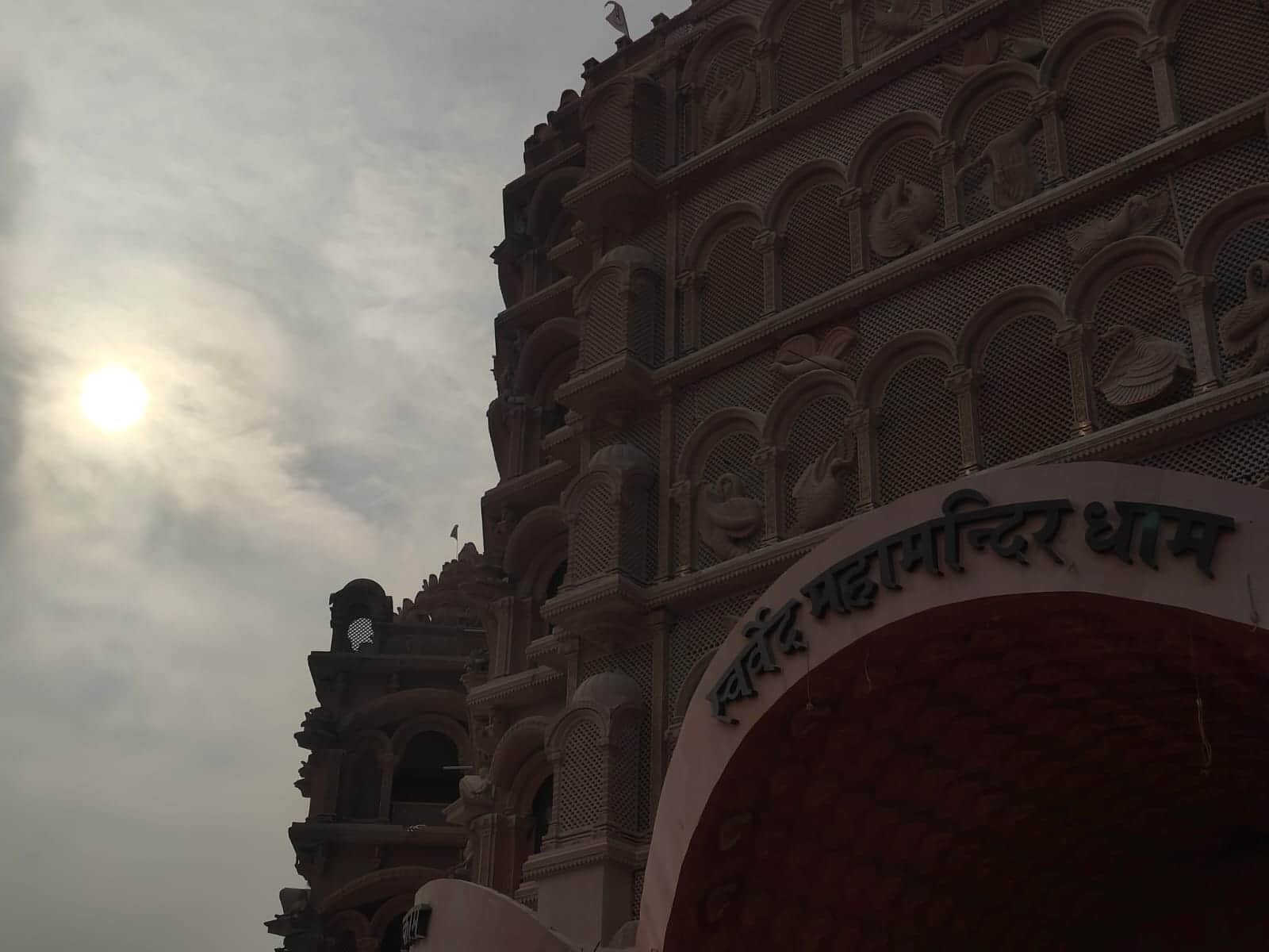 The walls of Swarved Mahamandir will take you on a journey from Satyayug to Kalyug, these are the special feat