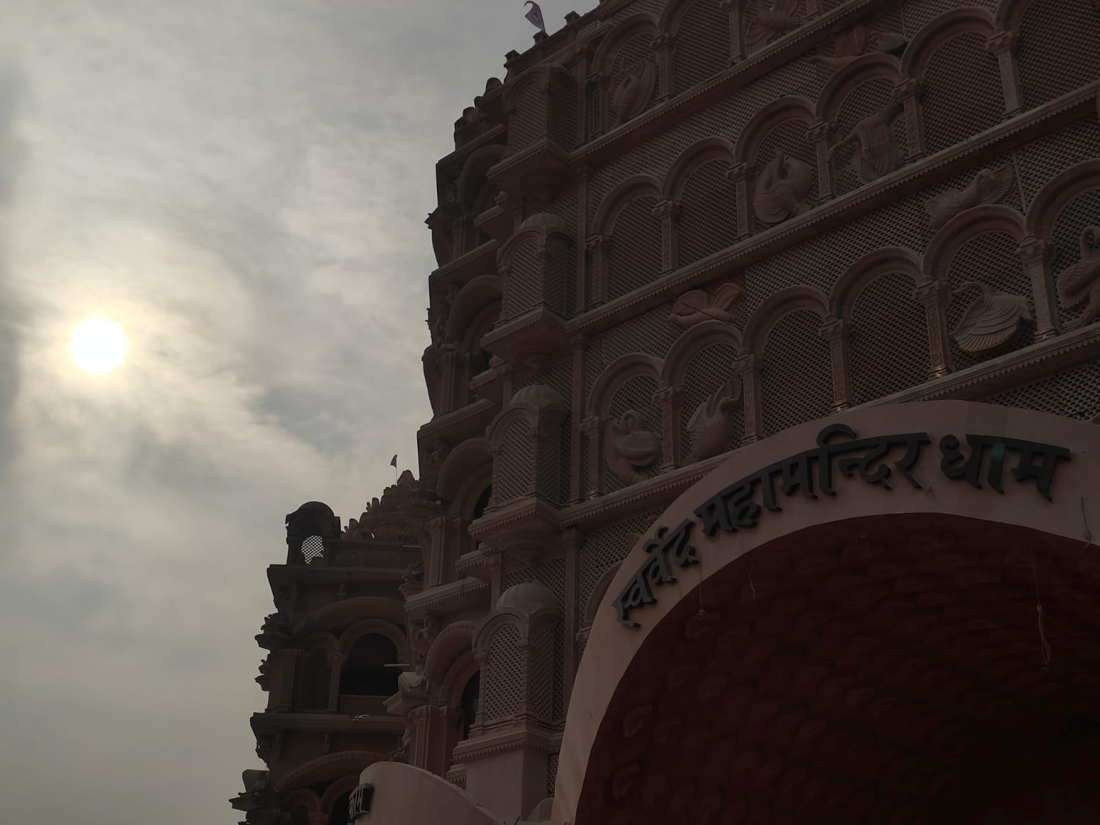 The walls of Swarved Mahamandir will take you on a journey from Satyayug to Kalyug, these are the special feat