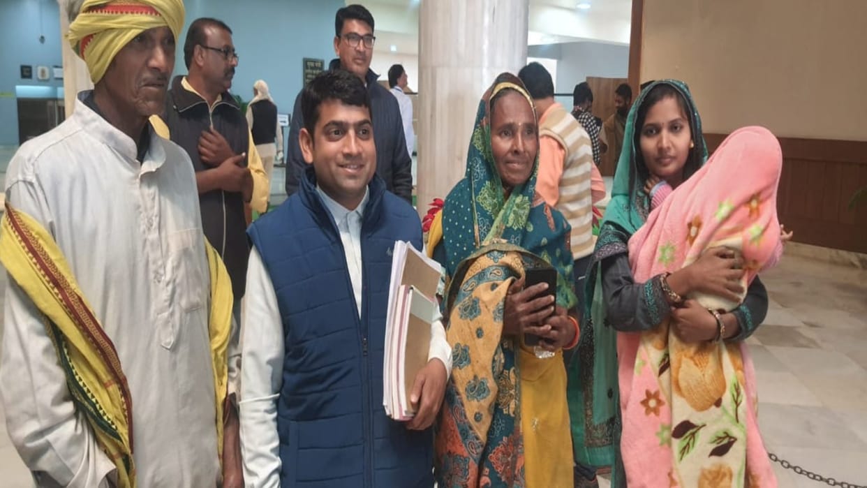 MLA Kamleshwar Dodiyar reached the assembly wearing a suit