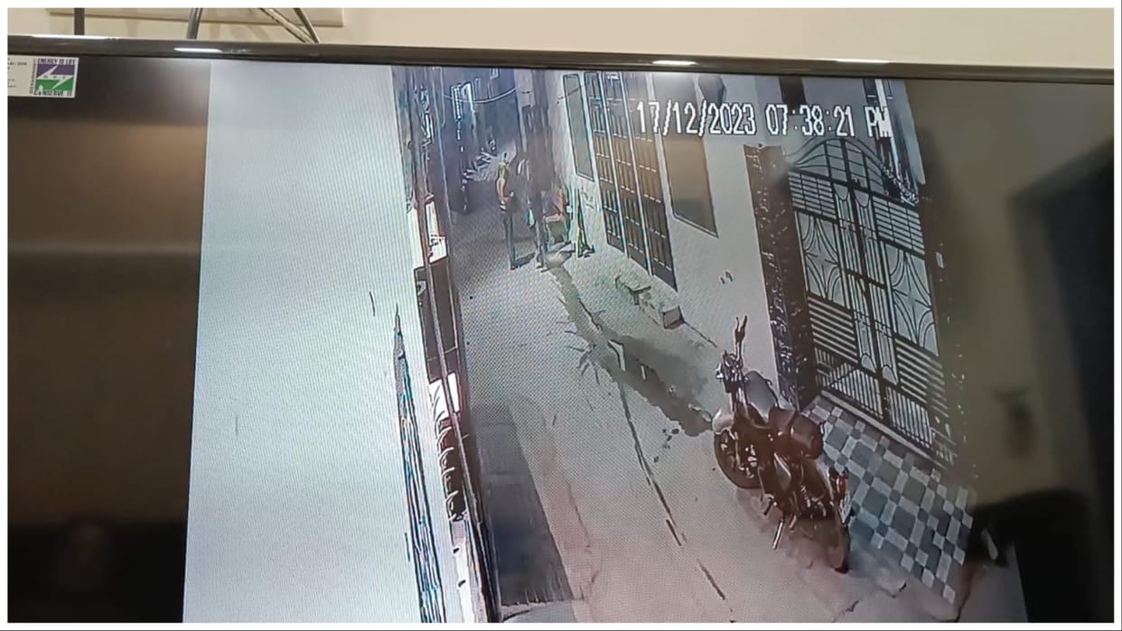 Youth snatched mobile phone from a child in the street in Fatehabad