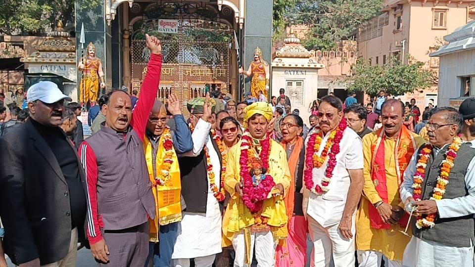 Devotees singing bhajan kirtan at gate of Janmabhoomi before hearing in Shri Krishna Janmabhoomi Idgah case
