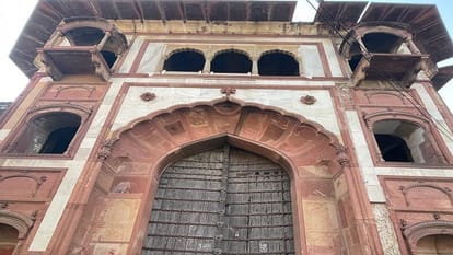 Zafar Mahal became ruins due to lack of maintenance in delhi