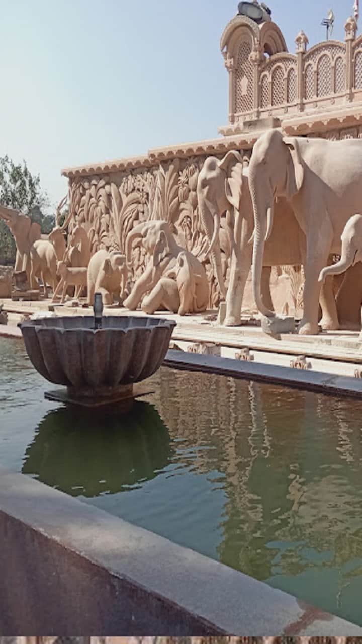 The walls of Swarved Mahamandir will take you on a journey from Satyayug to Kalyug, these are the special feat