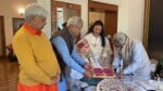 लालकृष्ण आडवाणी को निमंत्रण पत्र सौंपते विहिप अध्यक्ष आलोक कुमार और आरएसएस नेता रामलाल।