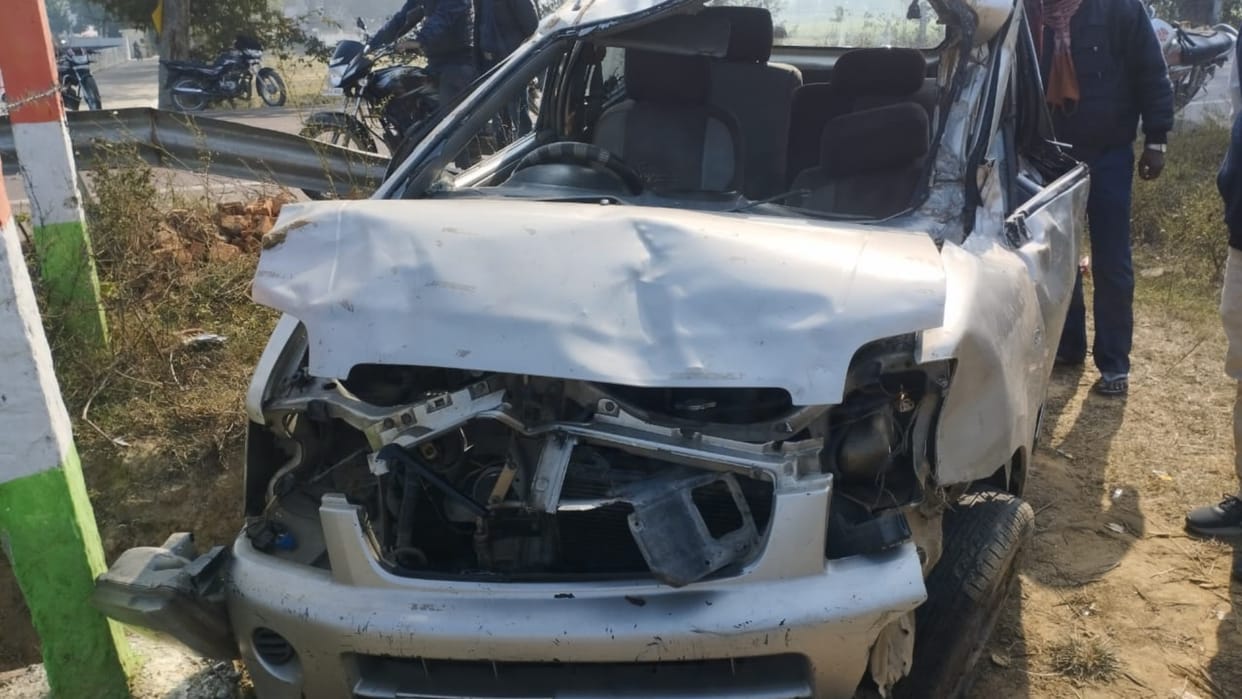 A car falls into a pond, two died in Barabanki.