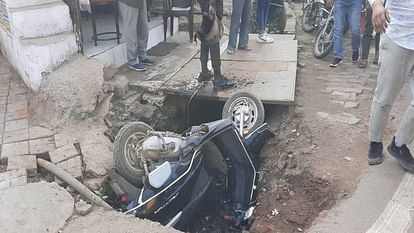 Scooty rider fell into open drain in Agra people saved his life