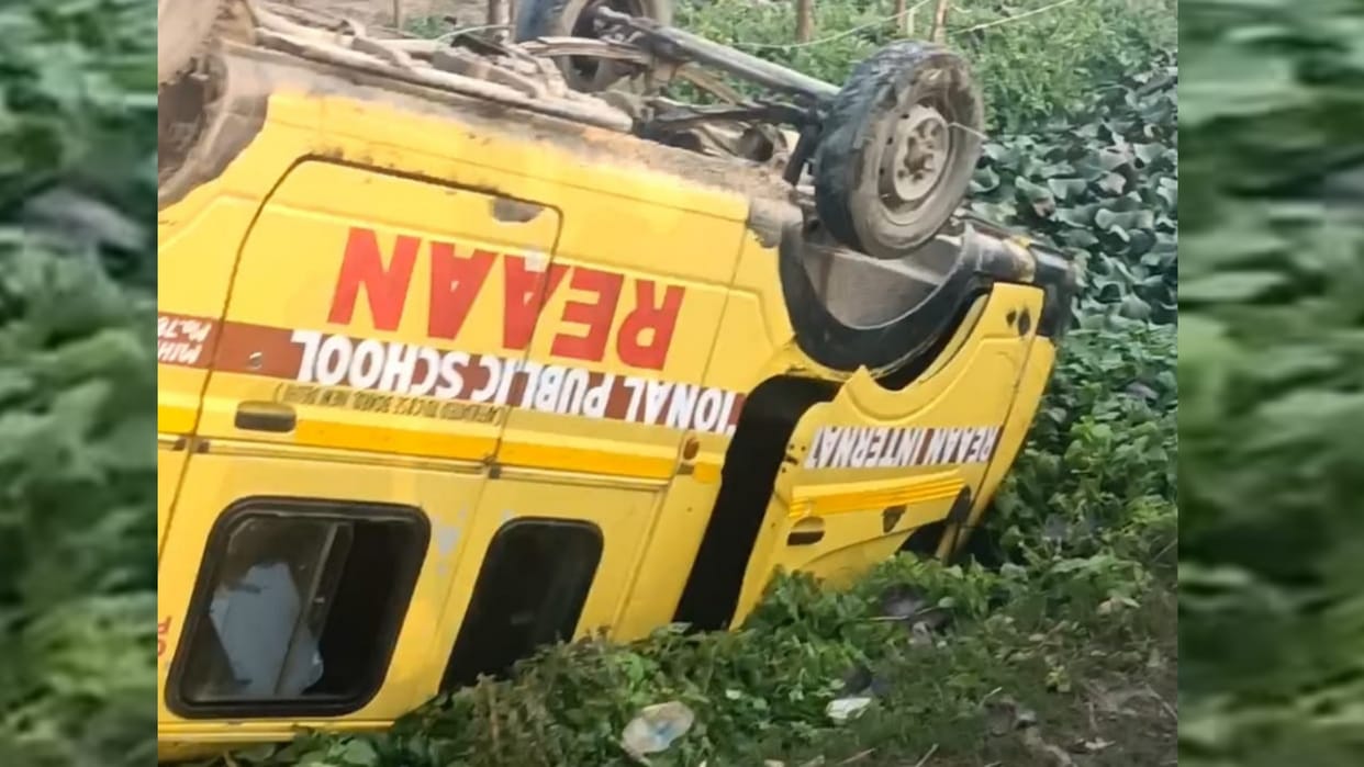 A school van met to an accident in nanpara in Bahraich.