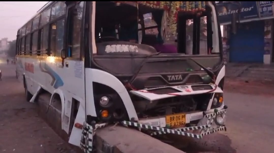 Bihar News: Road accident in Bettiah, many passengers injured; bus climbed on the divider