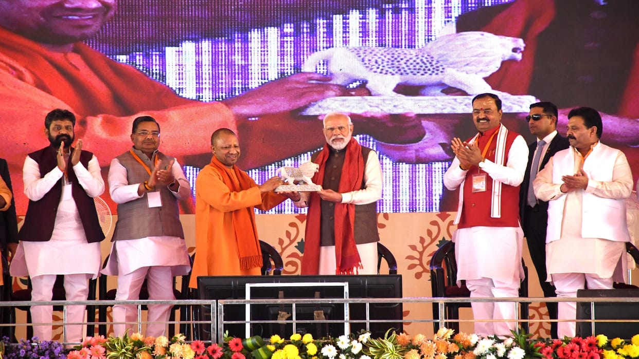 PM received this gift: CM gave soft stone forged craft lion to PM Modi, seeing this people said - 'Modi-Yogi l