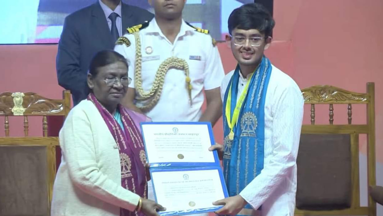 President gives gold medal to Chhatarpur's Aditya for topping the university