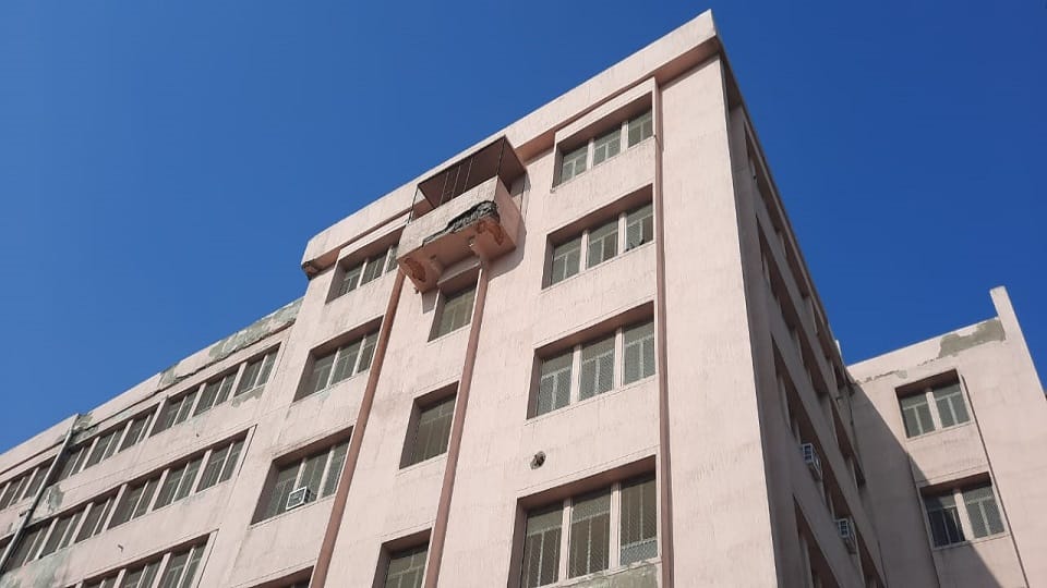 Plaster of the balcony of SN's academic building fell caretaker got injured narrow escapees