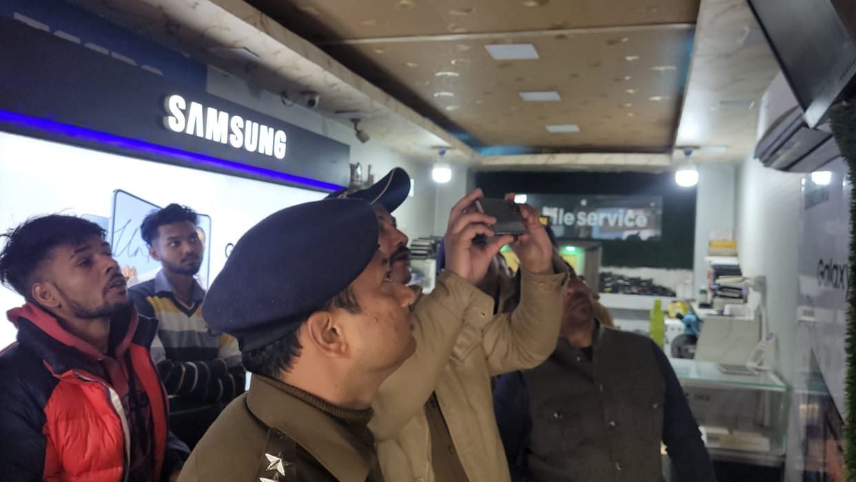 Mobile phones worth millions cash blown by uprooting showroom shutter in Haridwar Uttarakhand crime