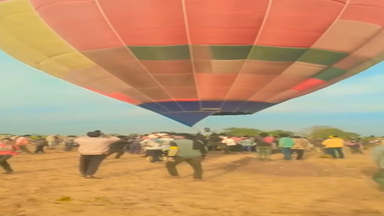 Hot air balloon had to make emergency landing in Shivpuri