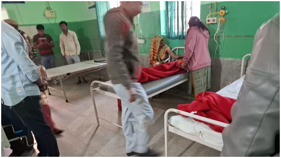 अस्पातल में चल रहा बच्चों का इलाज।