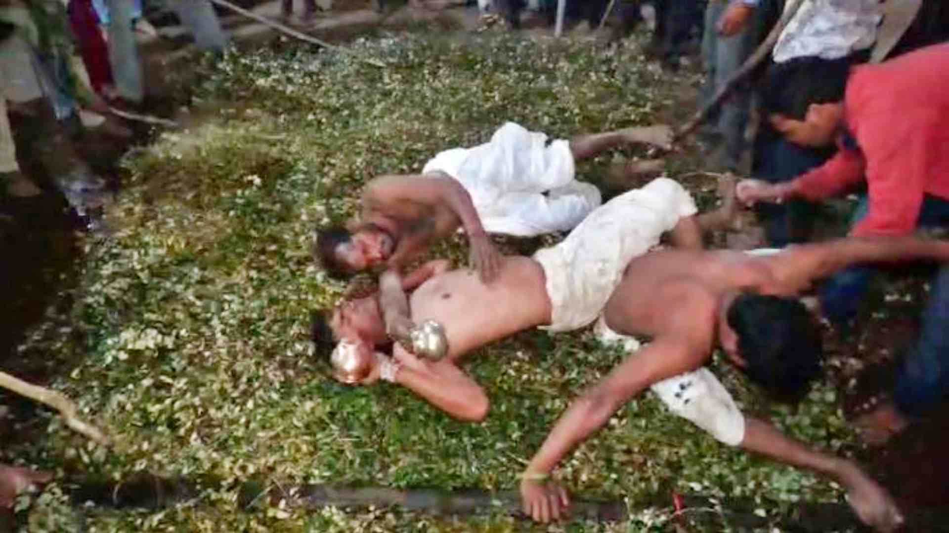 कांटों पर लेटकर परंपरा निभाते रज्जड़ समाज के लोग।