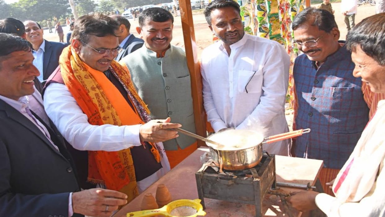 Chief Minister Bhajan Lal stopped at a dhaba and made tea.