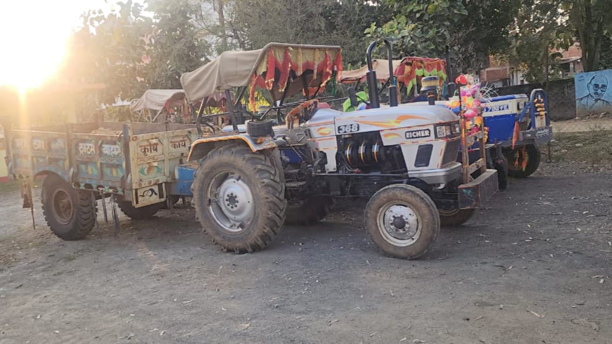 Shahdol News Tractor and JCB seized while mining mud soil