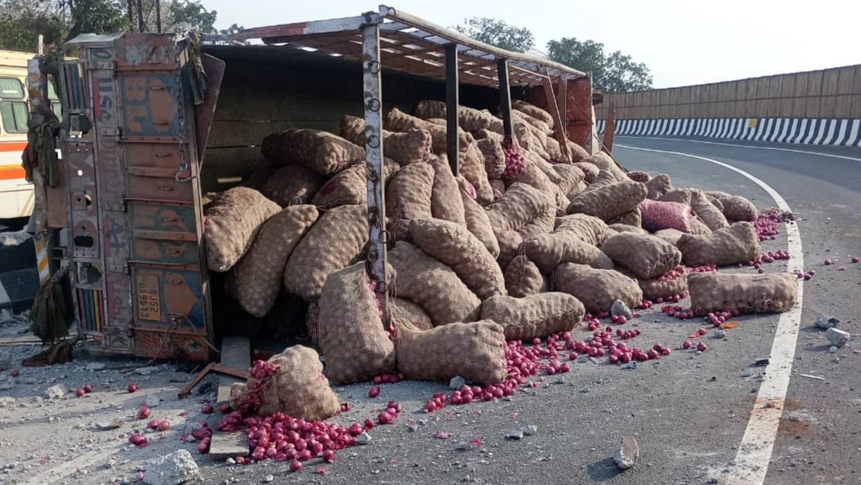 Shivpuri News Truck filled with onions overturned on Gwalior four lane looters compete