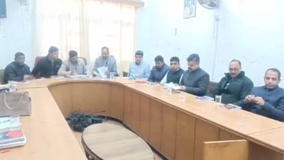 नगर परिषद हमीरपुर: मासिक बैठक में आवारा कुत्तों के आतंक से निपटने को तैयार की रणनीति Municipal Council Hamirpur: Strategy prepared to deal with the menace of stray dogs in the monthly meeting