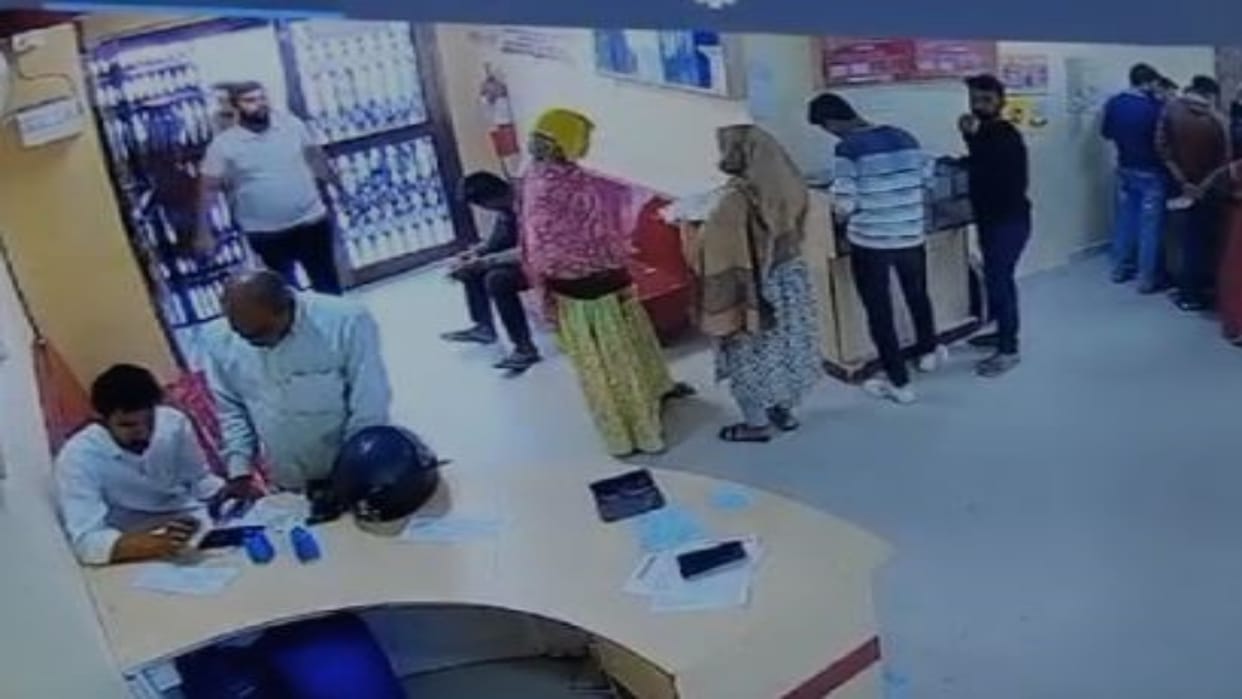 Rajasthan News: Female thieves stole Rs 2.5 lakh from inside the bank, case revealed through CCTV