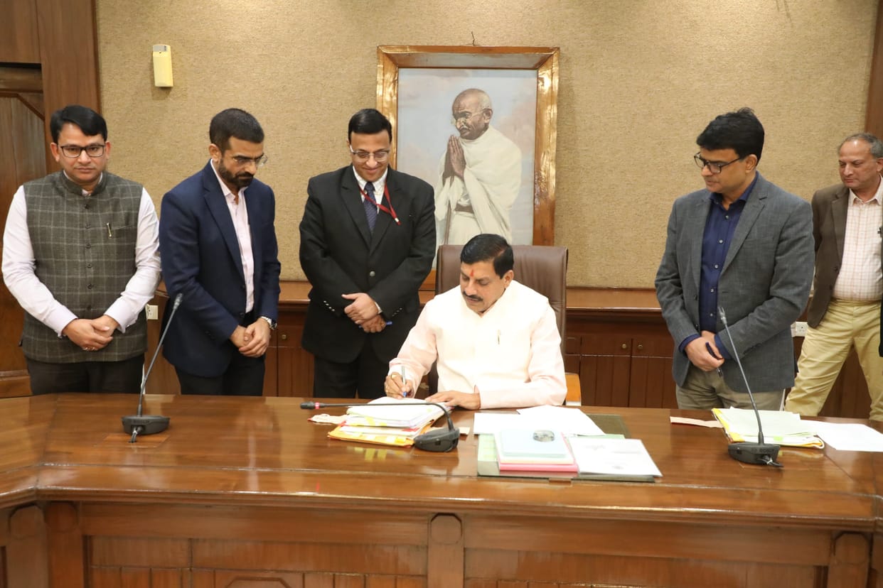 MP News: CM angry over spending money from allocated item on other items, said- make Ujjain Shipra purificatio