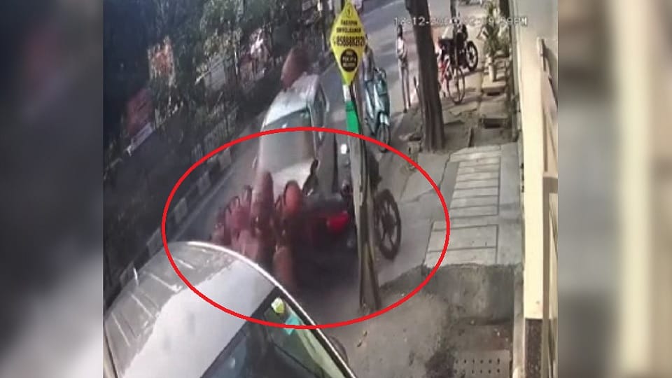 Uncontrolled car hits rickshaw in Shalimar Bagh area two injured