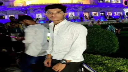 सड़क किनारे पड़ा मिला छात्र का शव