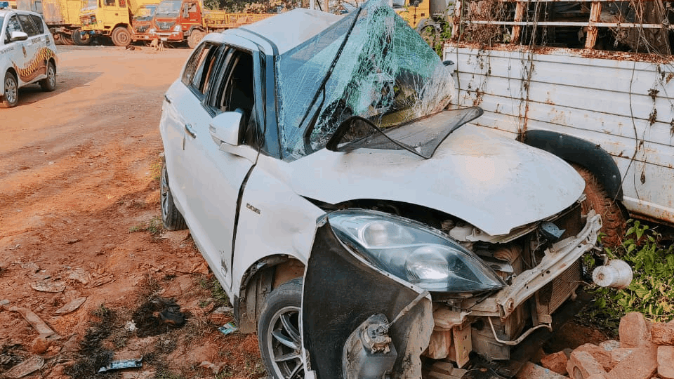 Two died after a speeding car collided with a signal pole in Jagdalpur last night
