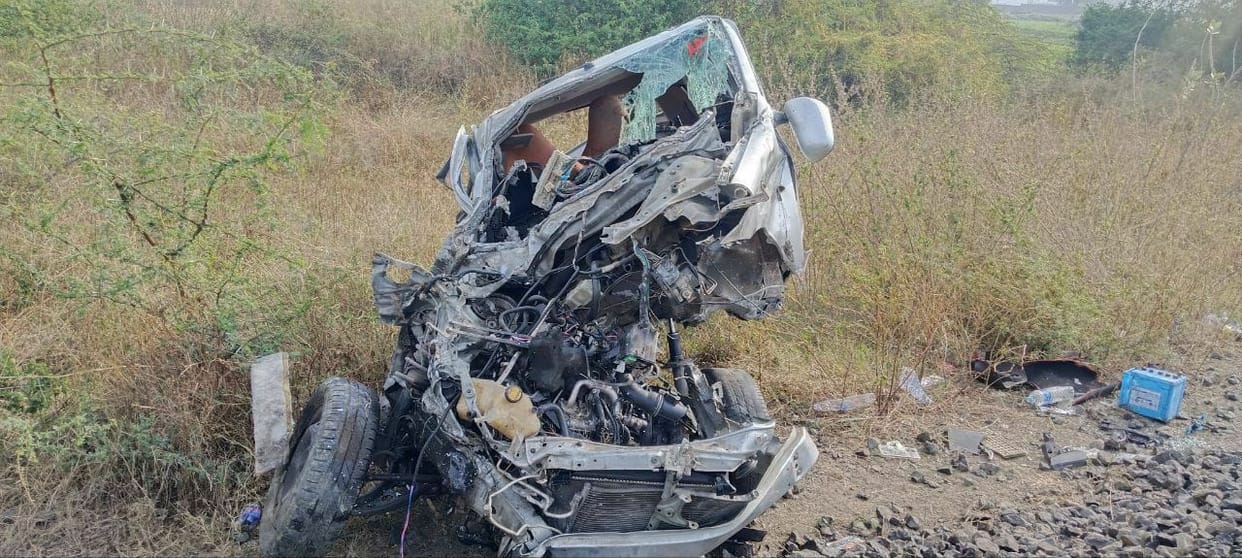 Indore: Indore-Jaipur super fast train collides with car, driver ran away leaving the car on the track after s