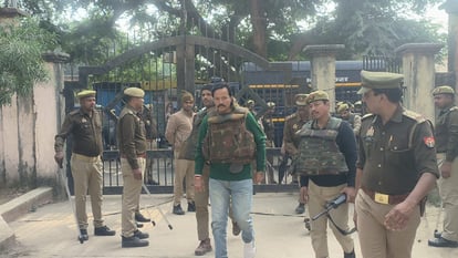 UP: जेल में बंद माफिया अखंड प्रताप सिंह की कोर्ट में हुई पेशी, जज के सामने की दवा और खाने की मांग Jailed mafia Akhand Pratap Singh appeared in the court, demanded medicine and food in front of the judge.