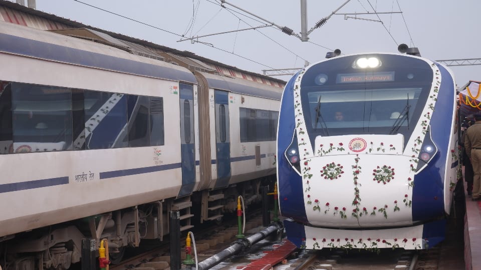 Vande Bharat train started on Banaras-New Delhi route Prime Minister Narendra Modi showed the green signal
