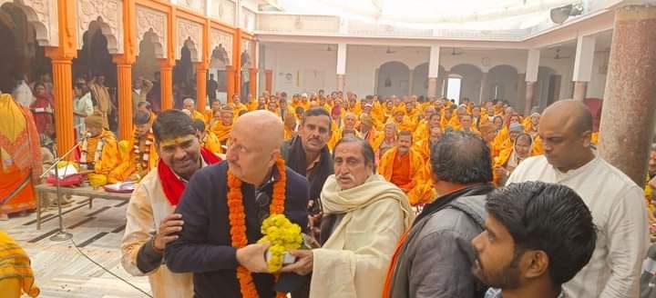 Varanasi Film actor Anupam Kher reached Varanasi, worshiped at Sankat Mochan Temple.