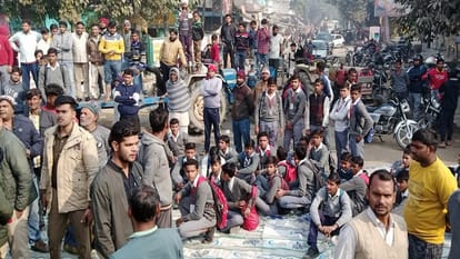 Amroha: छेड़खानी के विरोध पर छात्र से मारपीट, कार्रवाई नहीं होने पर ग्रामीण भड़के, थाने पर काटा हंगामा Amroha: Student beaten up for protesting against teasing, villagers got angry when no action was taken