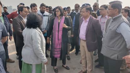अयोध्या स्टेशन का निरीक्षण करतीं रेलवे बोर्ड की चेयरमैन।