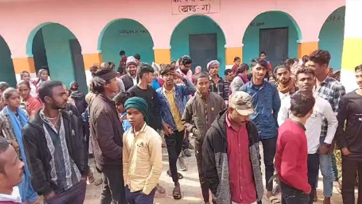 Bihar News Angered by transfer of high school in Jehanabad villagers created ruckus in school