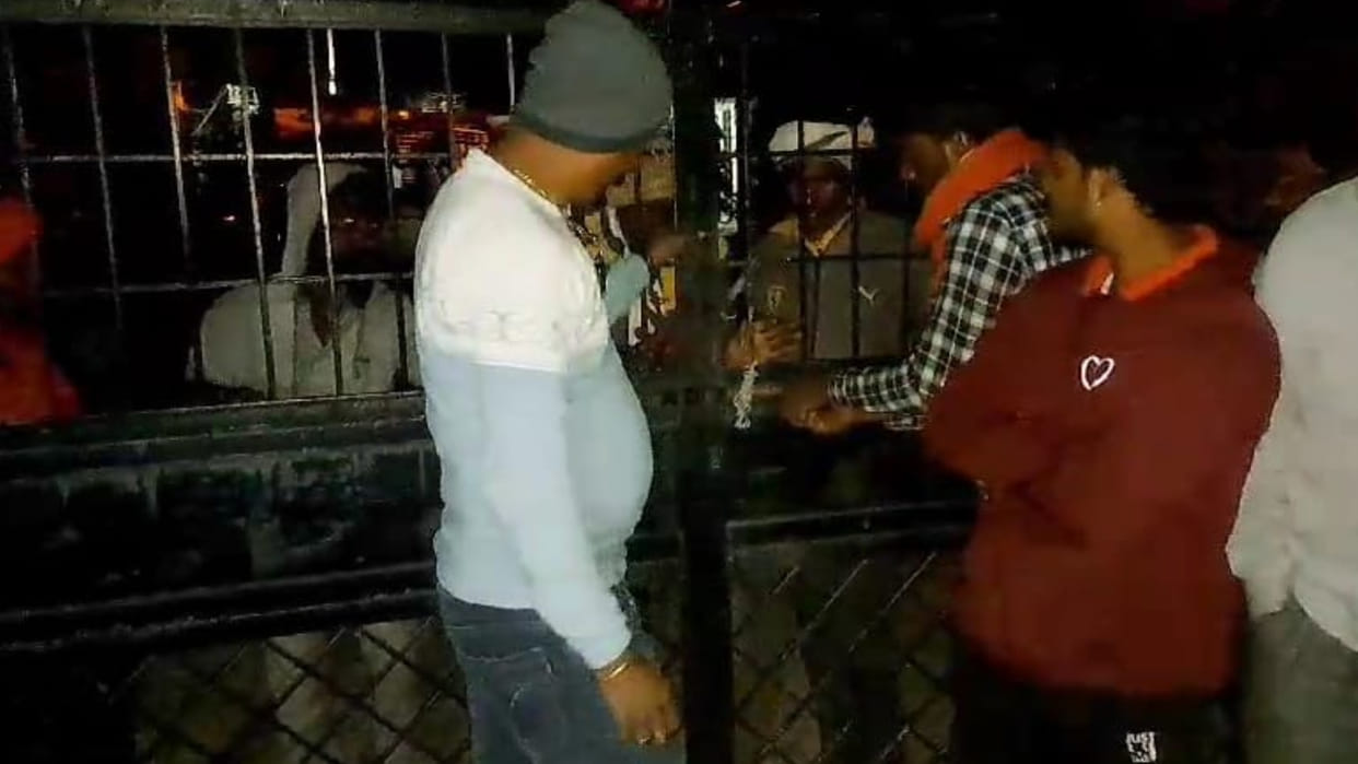 electricity workers were locked and imprisoned in the office In Damoh