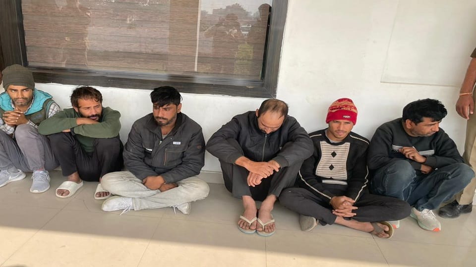 police arrested six accused who looted lakhs of rupees from company employees in Bulandshahr