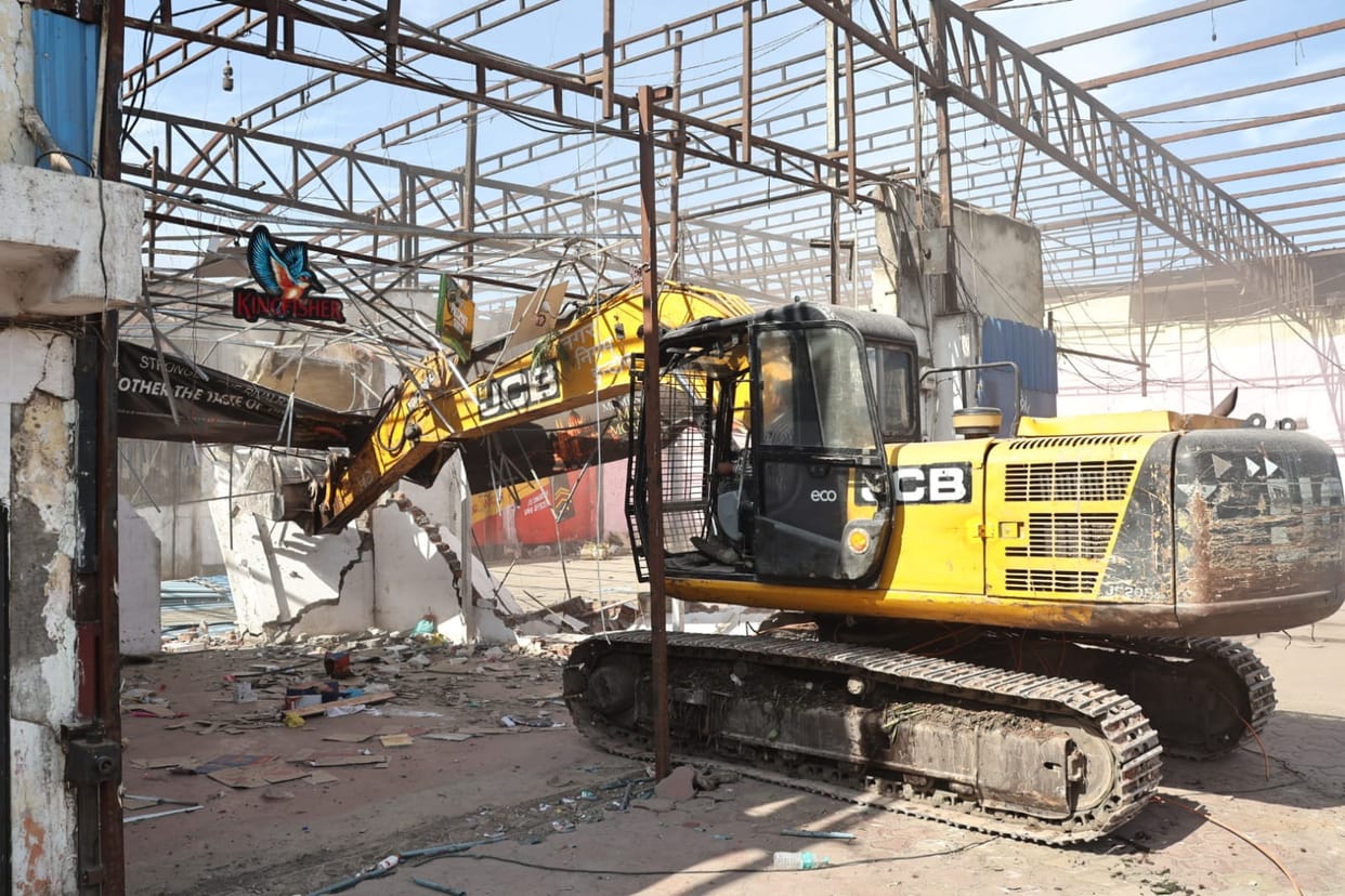 Indore: Illegal encroachments were removed from one acre of temple land in Indore, permanent shops and houses