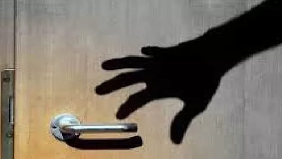 Thieves broke the lock of teacher house and took away jewelery and cash in khatima