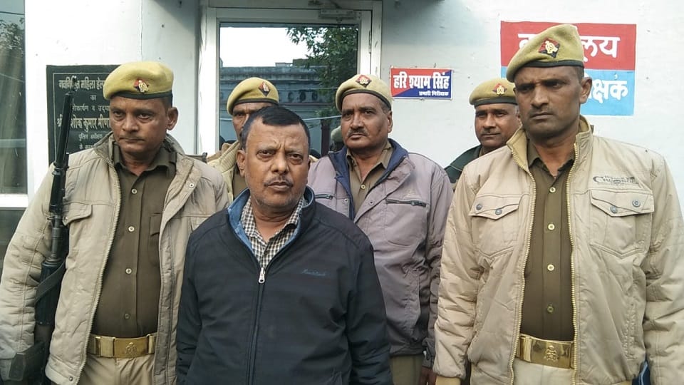 Anti corruption team arrested DPRO clerk taking bribe in Farrukhabad