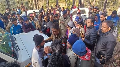 villagers protest against the forest department regarding the girl who died in a tiger attack in bhimtal